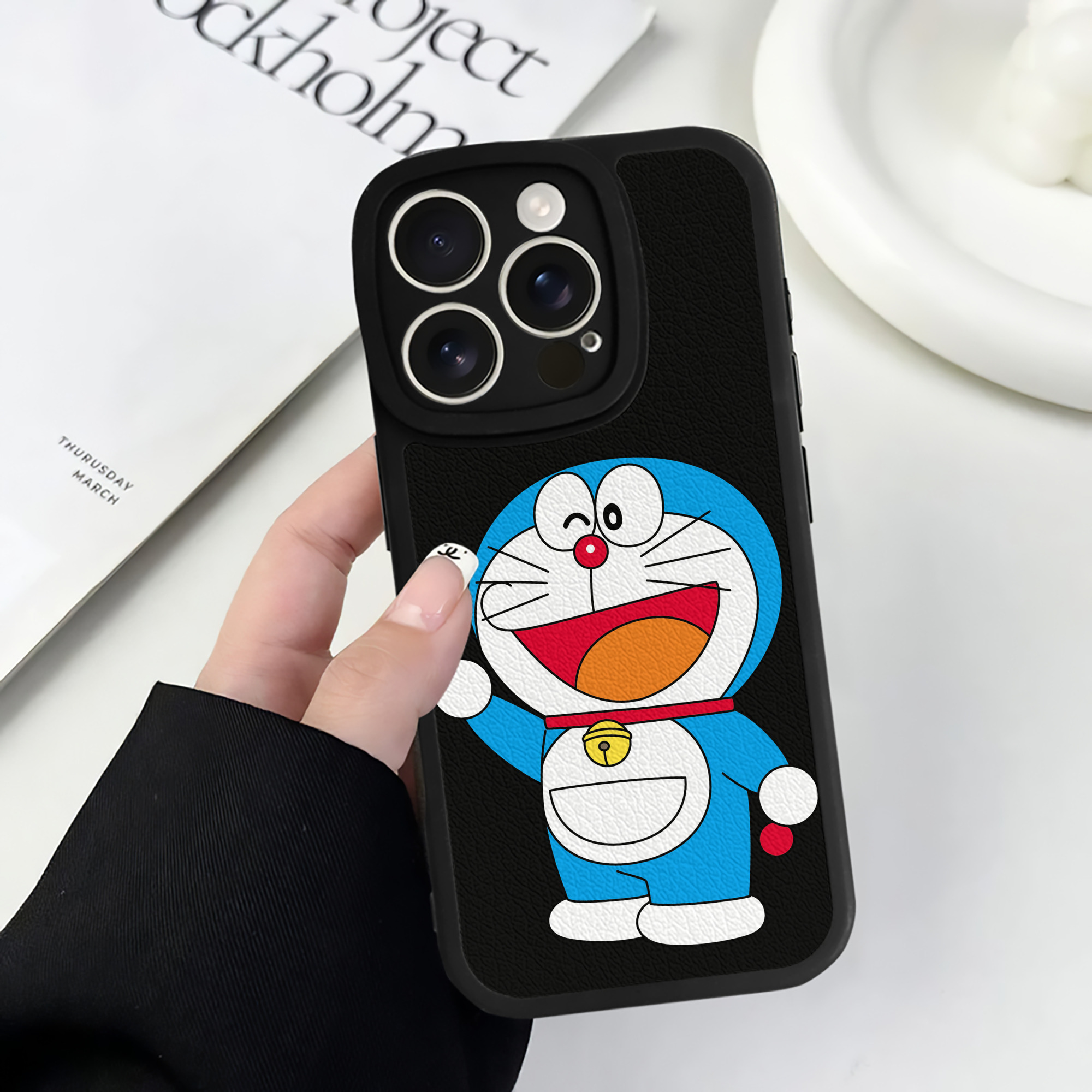 （画像用） ドラえもん Doraemon 【iPhone 16シリーズ対応】シリコンスマホケース（レザー調） 材質：シリコン